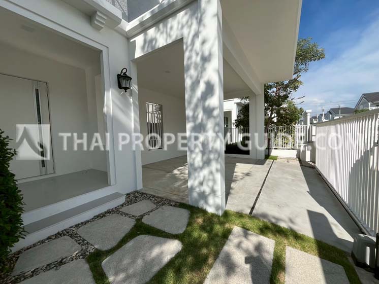 House with Shared Pool in Bangnatrad 